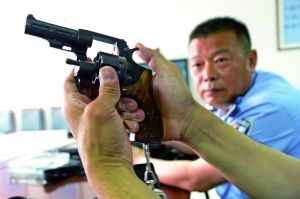 出發(fā)前,認(rèn)真檢查槍械。