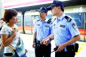 地鐵內(nèi),遇到群眾求助。