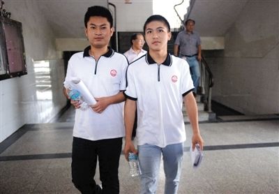 昨日下午5時,江西宜春“奪刀少年”柳艷兵和易政勇順利完成單獨高考,走出考場。