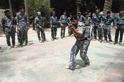 　5日，伊拉克巴格達，新招募的安全部隊成員進行訓(xùn)練。