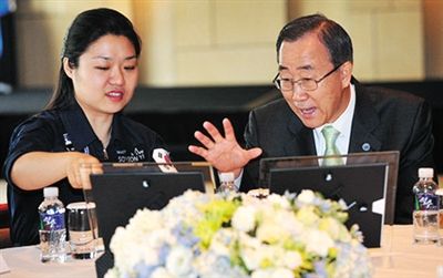 2008年7月，聯(lián)合國秘書長回到韓國時(shí)，特意會(huì)見李炤燕。