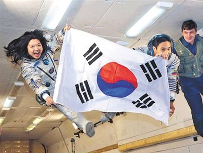 　2007年9月10日，李炤燕（左）在俄羅斯首都莫斯科接受零重力飛行訓(xùn)練。