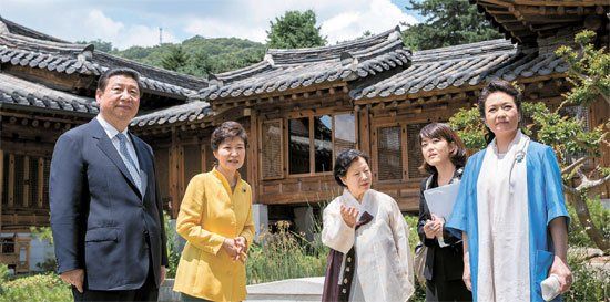 照片中左起分別是習近平、樸槿惠、家具博物館館長鄭美淑(音)、隨同翻譯、彭麗媛。