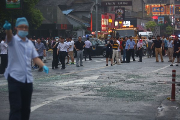 　圖為醫(yī)護(hù)人員到現(xiàn)場(chǎng)救援。