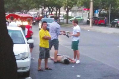 拍照結(jié)束后將醉漢放在馬路上。