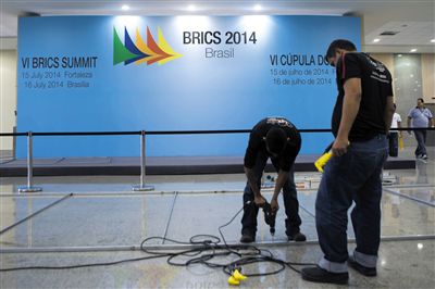 　13日，福塔萊薩的塞阿拉州會(huì)展中心，工作人員布置會(huì)場(chǎng)新聞發(fā)布廳。