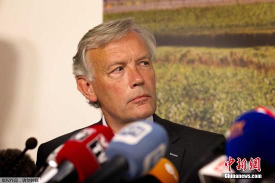 7月17日，在荷蘭阿姆斯特丹斯希普霍爾機(jī)場舉行的的新聞發(fā)布會上，馬航歐洲區(qū)負(fù)責(zé)人介紹情況。