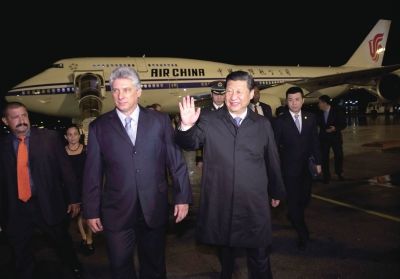 21日晚,習(xí)近平乘坐的專機抵達哈瓦那何塞·馬蒂國際機場。古巴國務(wù)委員會第一副主席兼部長會議第一副主席