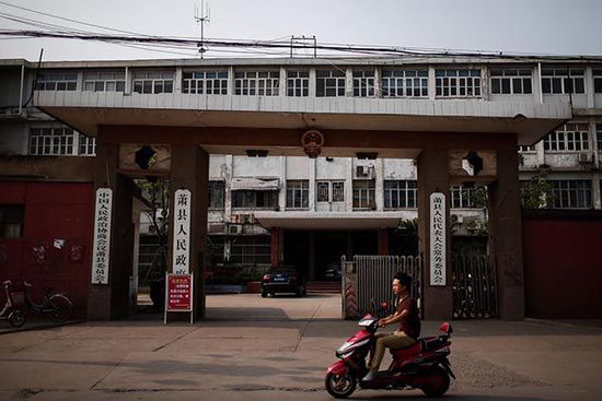 這是一座老城區(qū)的四層老式辦公樓。