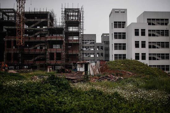 2014年7月11日，安徽省宿州市蕭縣，荒棄的政府新辦公樓前荒草一片。 澎湃新聞 楊一 圖