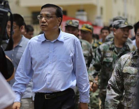 　8月4日，中共中央政治局常委，國務(wù)院總理李克強(qiáng)在云南魯?shù)榈卣馂?zāi)區(qū)察看災(zāi)情。