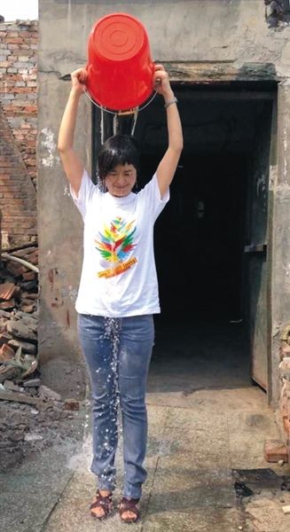 20日下午，央視主持人張泉靈參與“冰桶挑戰(zhàn)賽”。圖片來自微博