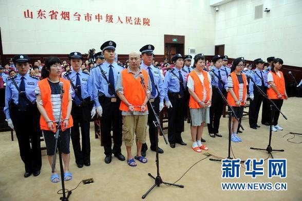 8月21日，被告人張帆、張立冬、呂迎春、張航、張巧聯(lián)到庭。法庭逐一核對被告人身份。