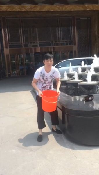 王思聰在進(jìn)行冰桶挑戰(zhàn)。