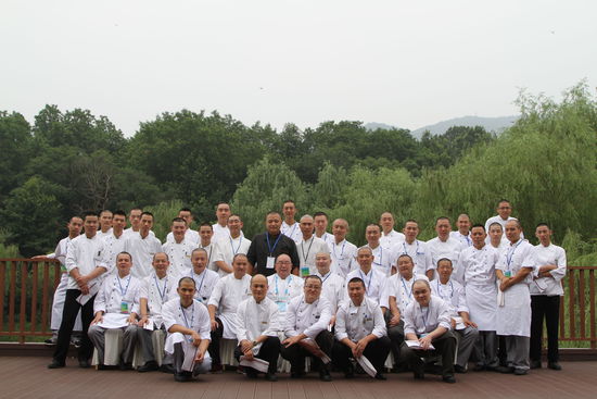 幾十位光頭廚師的大合照。 花惠生 供圖