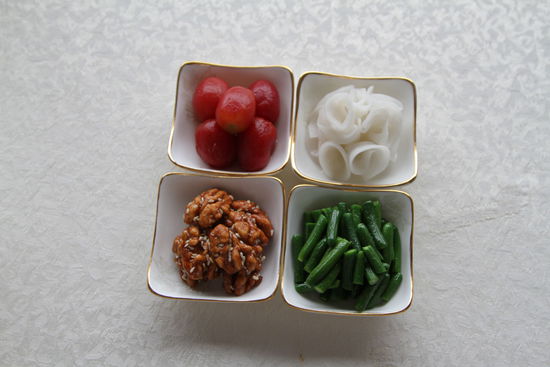 四調(diào)味：圣女果、蓮藕、核桃仁、小黃瓜。 花惠生 供圖