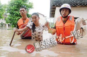 長壽區(qū)，消防官兵搜救被困群眾。