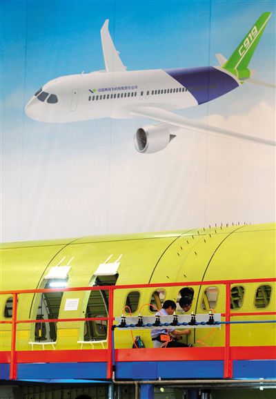 昨日，中國商飛總裝制造中心技術(shù)人員對接C919首架機的機體。新華社記者 丁汀 攝