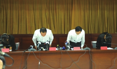 昆明通報(bào)明通小學(xué)踩踏事故原因，官員鞠躬致歉。圖/東方IC