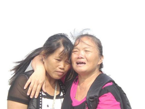 見到救命恩人魏冬桂（左），沈愛蘭十分激動