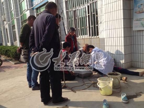 醫(yī)生正在對女嬰舅媽進(jìn)行現(xiàn)場洗胃處理