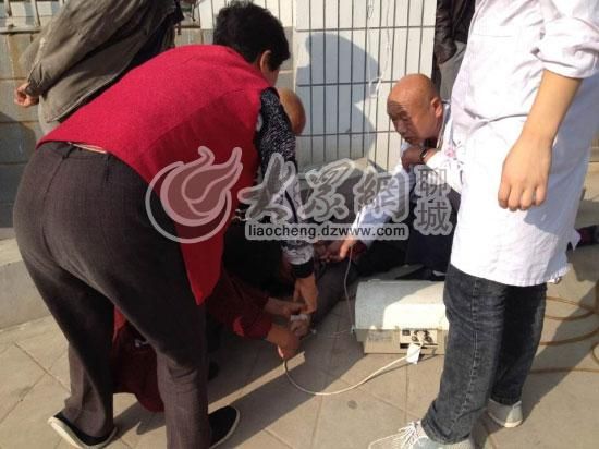 醫(yī)生正在對女嬰舅媽進(jìn)行現(xiàn)場洗胃處理