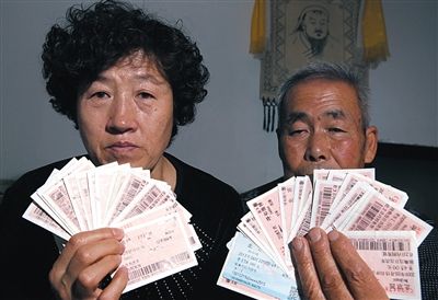 尚愛云夫婦展示上訪留下的車票,這些只是一部分。