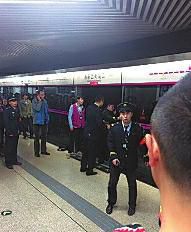 昨日18時(shí)57分，北京地鐵5號(hào)線惠新西街南口一女子遭遇不幸。昨晚9時(shí)記者在中日友好醫(yī)院發(fā)現(xiàn)女子已不幸身亡，女子遇險(xiǎn)是被夾在安全門和地鐵門中間，列車啟動(dòng)后掉下站臺(tái)。