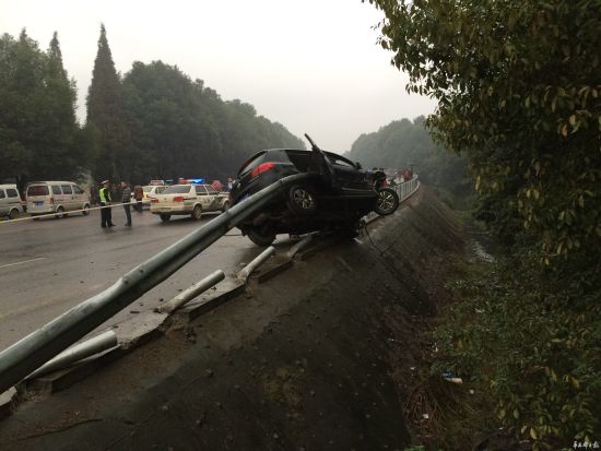 瘋狂途觀撞人逃逸又惹禍，一家四口殞命車輪