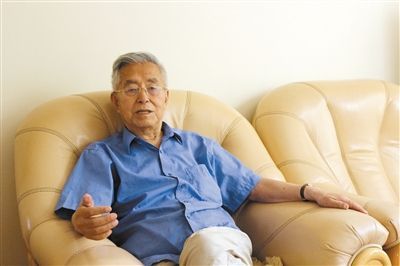 楊維駿 歷任云南省政協(xié)副主席等職。89歲高齡的楊維駿為12名失地農(nóng)民代表開道，到云南省政協(xié)反映問題。
