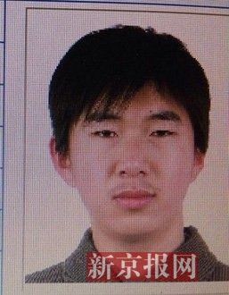 犯罪嫌疑人李小龍，27歲，唐山樂亭人。村干部說李小龍經(jīng)常把自己關(guān)在家里