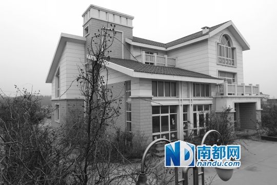 　馬超群在赤土山村村委會(huì)旁的別墅，就是以“自來(lái)水維護(hù)站”的名義拿的地。