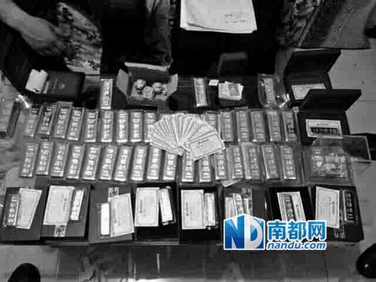 　馬超群家中金條清點(diǎn)現(xiàn)場(chǎng)。