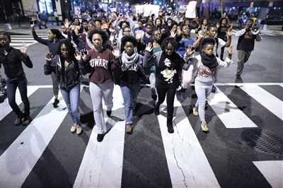 　24日，美國華盛頓，民眾在白宮前參加示威，抗議不起訴槍殺黑人青年的白人警察。