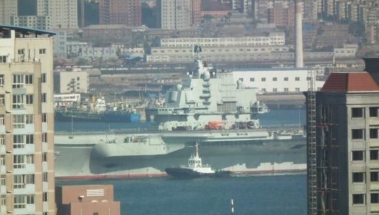 青島軍港周圍高樓林立，一睹遼寧號真容只需要一個好天氣（資料圖片）