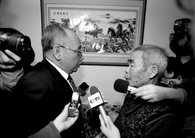 15日，內(nèi)蒙古高院副院長趙建平（左）帶隊向呼格吉勒圖父母送達再審法律文書。