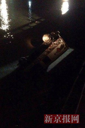 運(yùn)鈔車打撈現(xiàn)場。