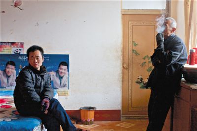 父親抽煙，兒子不語。逃跑的越南新娘，給袁迎賓父子帶來的是失落。新京報(bào)記者