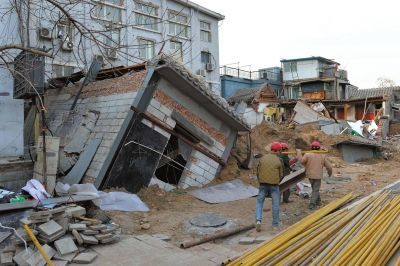 坍塌事故發(fā)生后，房屋傾倒在地面上。記者 徐曉帆/攝