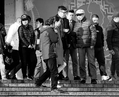 彩排后，高曉攀、尤憲超和不知名女演員聆聽馮鞏總結(jié)訓話