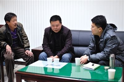 1月7日，陜西省榆林市，國家信訪局第五督查組成員王治鐸（右一）與兩名信訪人約談。 楊凱 攝