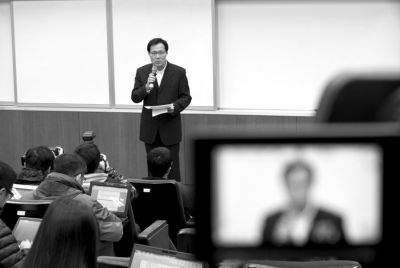 2月8日，在臺(tái)北福華會(huì)館，復(fù)興航空代表劉忠繼向媒體介紹家屬說(shuō)明會(huì)溝通情況。新華社發(fā)