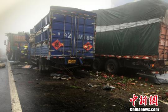 圖為21日，蘭南高速河南段車禍?zhǔn)鹿尸F(xiàn)場一片狼藉?！」啤z