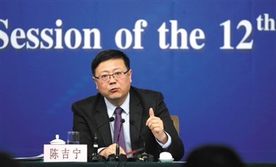 昨日，十二屆全國(guó)人大三次會(huì)議新聞中心，環(huán)保部部長(zhǎng)陳吉寧回答中外記者提問。新京報(bào)記者 陳杰 攝