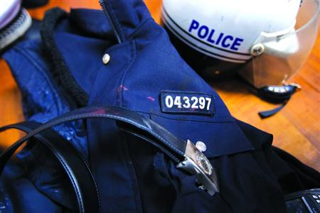 在閔行區(qū)虹橋派出所的一角，擺放著茆盛泉曾經(jīng)最愛的警服?！?43297”的警號(hào)、深色的警服依稀可見已經(jīng)凝固的血跡，警用皮帶也斷裂了。