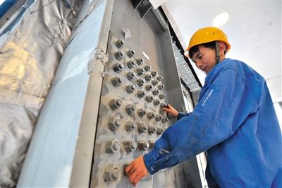 工人在內(nèi)部安裝鋼結(jié)構(gòu)。