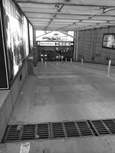 　　國(guó)貿(mào)360的地下車庫(kù)，坡陡讓人膽寒。