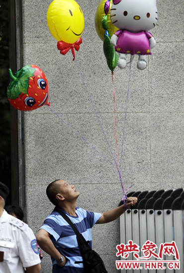 他希望你像hello kitty一樣可愛，露出笑臉。