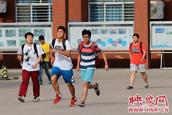 若我會見你，事隔經(jīng)年。我該何以賀你，以眼淚，以沉默。　