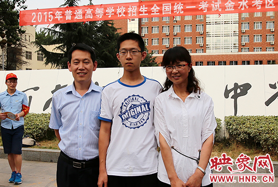 高考結(jié)束的那一刻，就意味著離別，別了曾經(jīng)的班級、老師、朋友、甚至戀人。